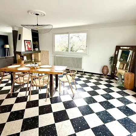 Maison En Etage Avec Jardin Nyaraló